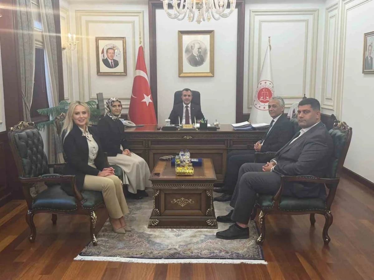 HEKİMSEN Genel Başkanı Uzm. Dr. Adil Kurban ve heyeti Adalet Bakan Yardımcısı Abdullah Aydoğdu ile görüşme yaparken