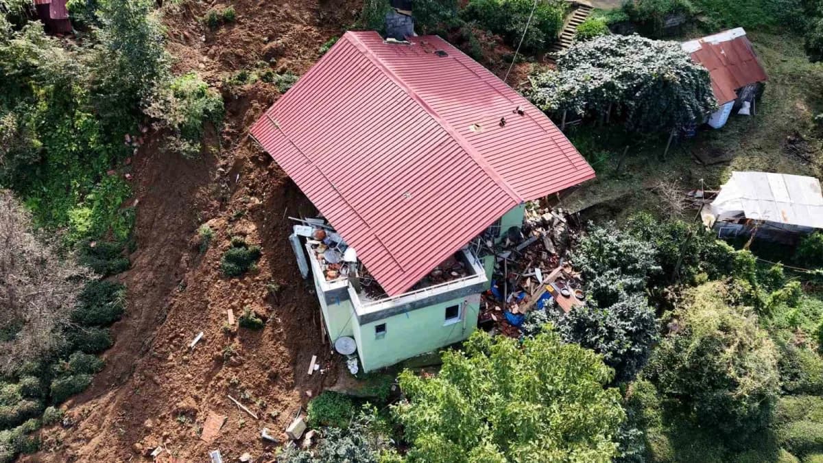 Rize Pazar ilçesinde heyelan sonrası balçıkla dolan ve çatısı kayan evin dış görünümü