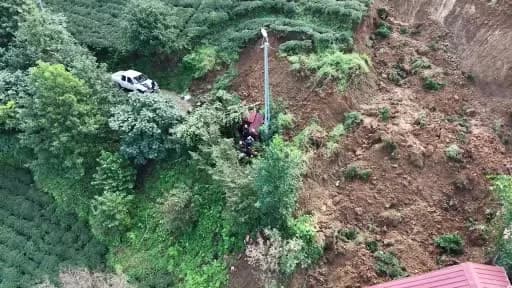 Rize Pazar'da heyelan sonrası balçıkla dolan ev ve kurtarılan aile