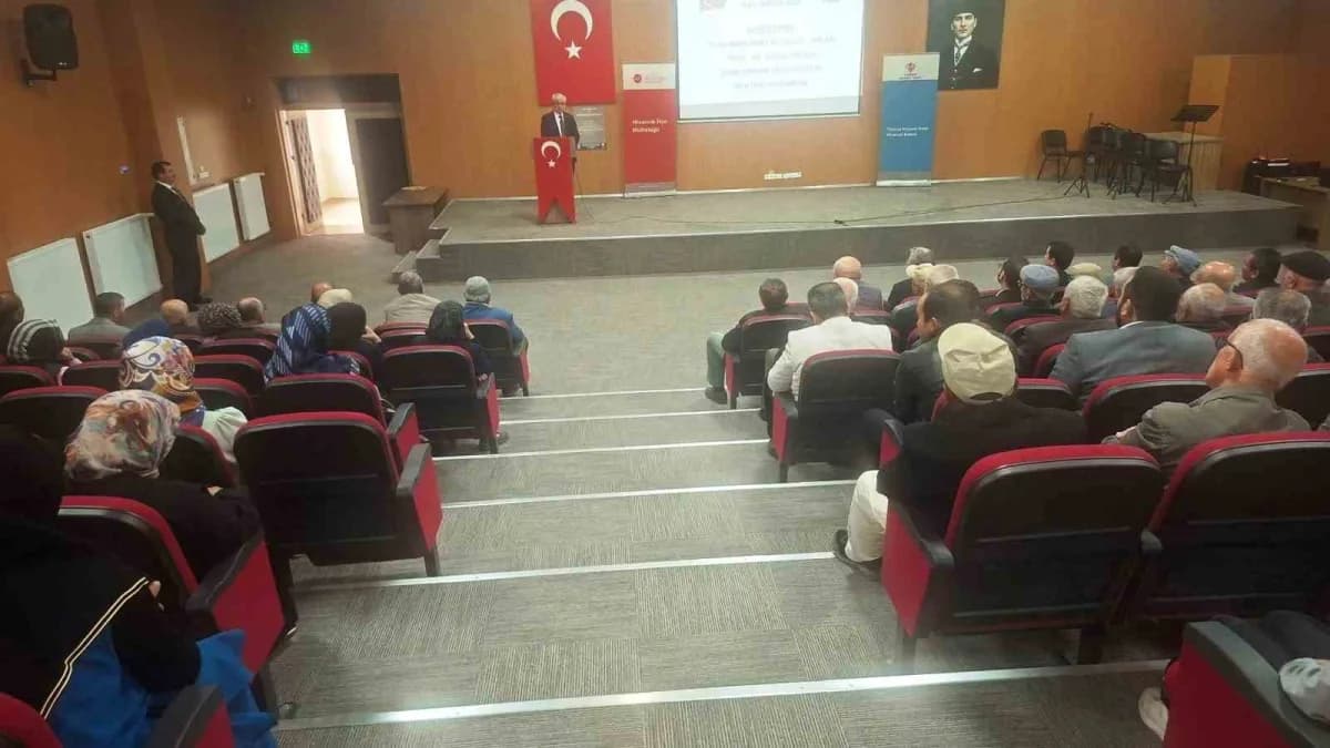 Hisarcık İmam Hatip Lisesi Konferans Salonu’nda düzenlenen Peygamberimiz ve Güzel Ahlak konulu konferanstan bir kare