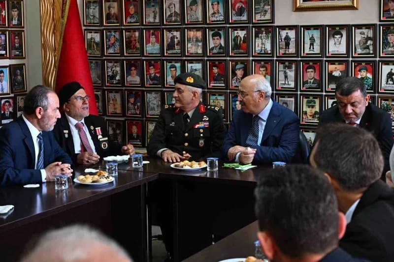 Denizli Valisi Yavuz Selim Köşger, 19 Eylül Gaziler Günü kapsamında gaziler derneklerini ziyaret ederken