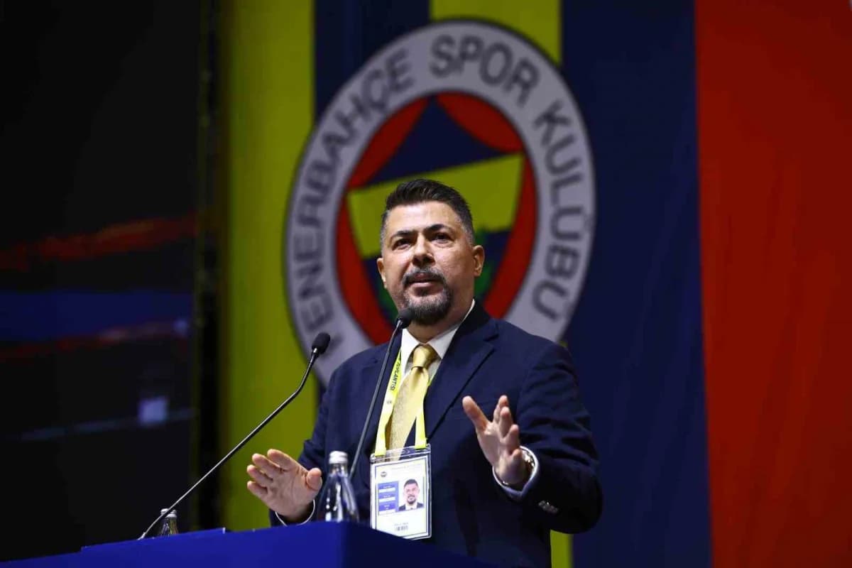 Fenerbahçe eski yönetim kurulu üyesi İlker Alkun, mali genel kurulda konuşma yaparken