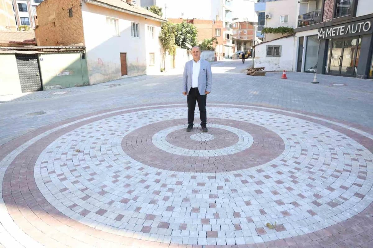 İncirliova Belediye Başkanı Aytekin Kaya, İstiklal Mahallesi’nde yol yapım çalışmalarını yerinde inceliyor