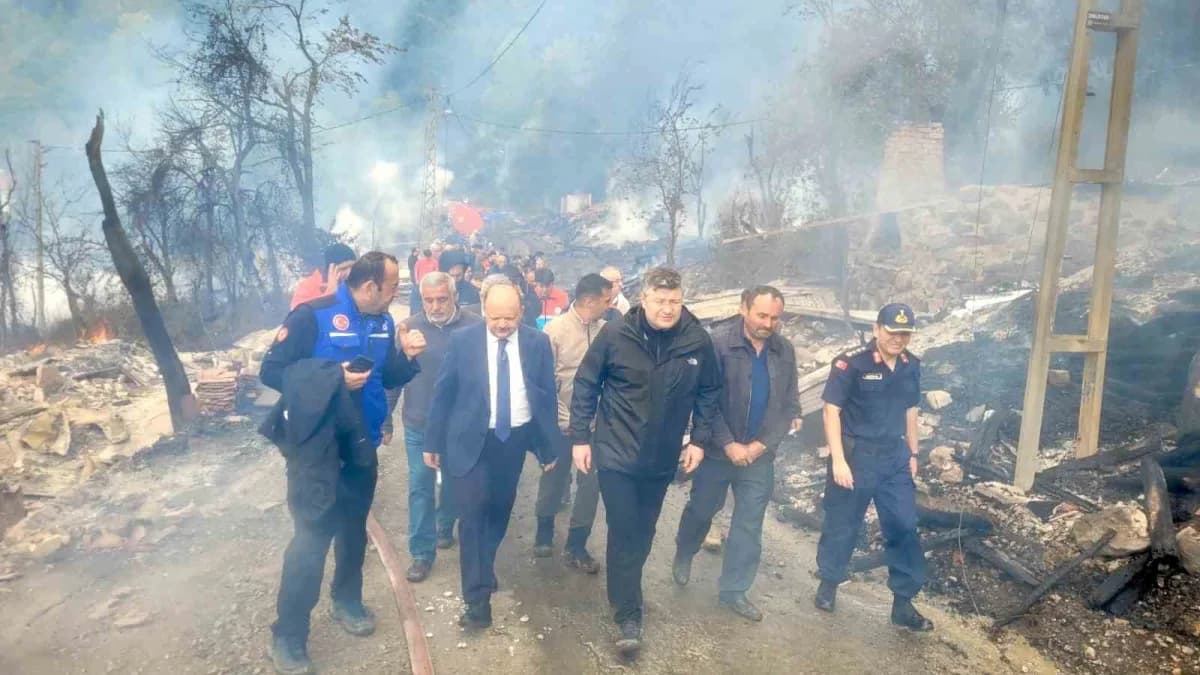 Kastamonu İnebolu Deresökü köyünde çıkan yangında zarar gören evler ve soğutma çalışmaları