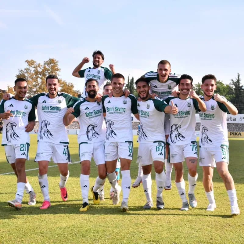 İnegöl Kafkaspor ve GMG Kastamonuspor futbolcularının TFF 2. Lig maçında mücadele anı