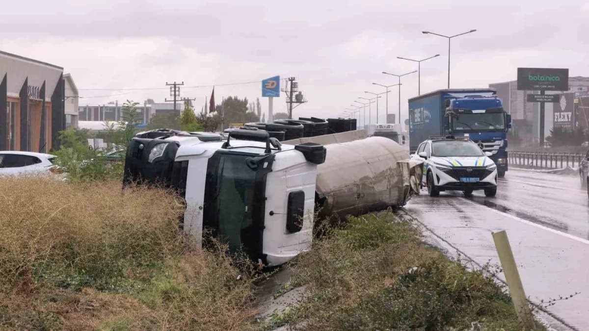 İnegöl’de yağış nedeniyle kayganlaşan yolda devrilen sıvı tuz yüklü tanker ve olay yeri güvenlik önlemleri