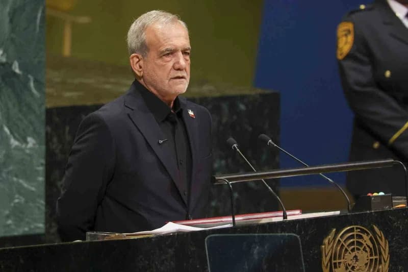 İran Cumhurbaşkanı Mesud Pezeşkiyan televizyon programında açıklamalarda bulunuyor