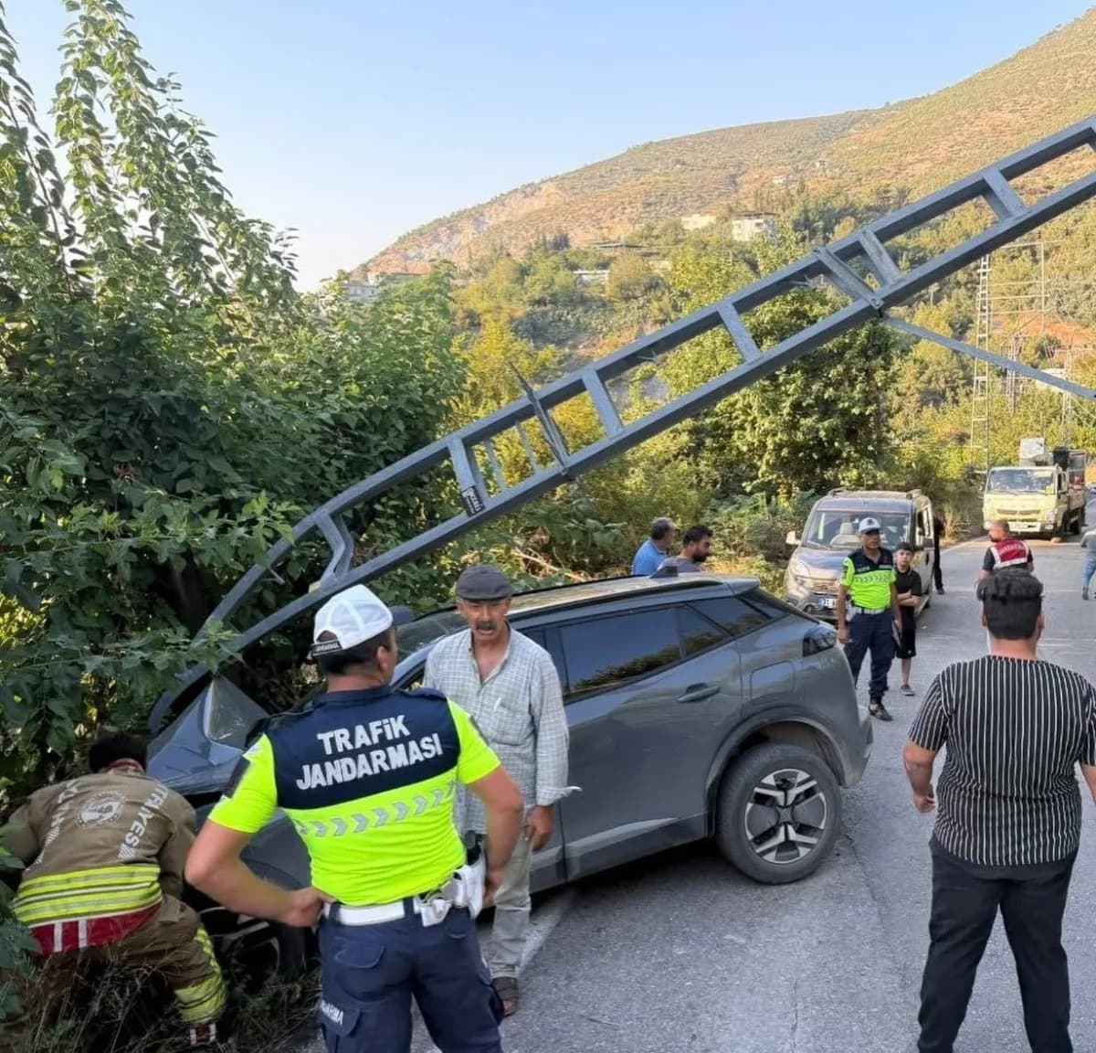 İskenderun Sakıt mevkiinde elektrik direğine çarpan otomobil ve olay yerine gelen kurtarma ekipleri