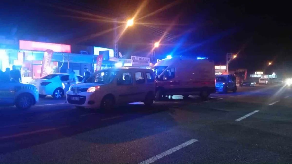 İslahiye Otogar civarında iki aracın çarpıştığı trafik kazası sonrası olay yeri