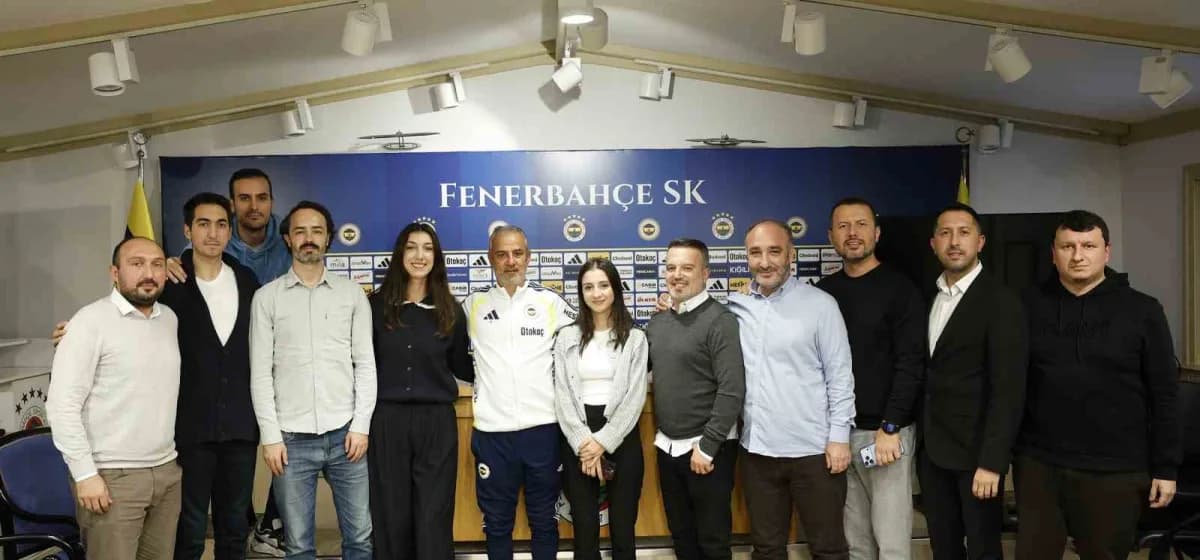 Fenerbahçe Teknik Direktörü İsmail Kartal basın toplantısında açıklama yapıyor
