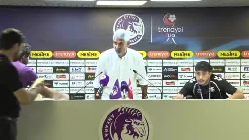 Sivasspor Teknik Direktörü İsmet Taşdemir basın toplantısında açıklama yapıyor
