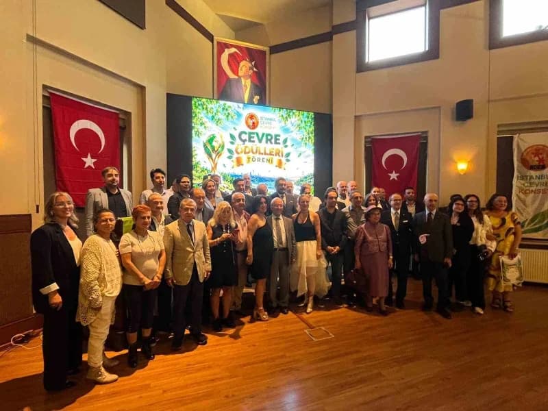 İstanbul Çevre Konseyi 2026 Çevre Ödülleri Töreni'nde ödül alan kişi ve kurum temsilcileri