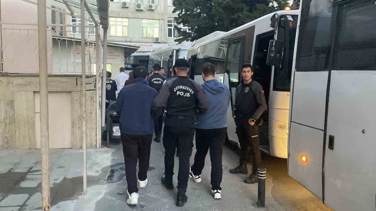 İstanbul'da uluslararası forex dolandırıcılığı şüphelilerinin sağlık kontrolü için Bayrampaşa Devlet Hastanesi'ne getiri