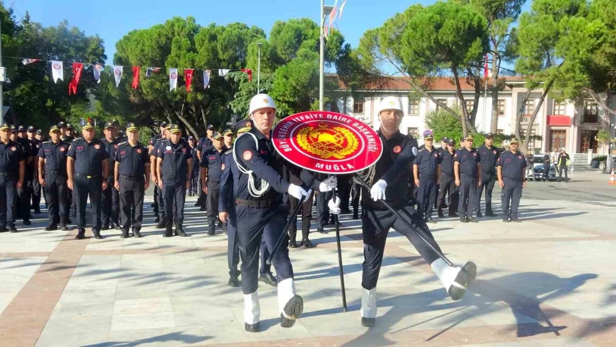 Muğla Cumhuriyet Meydanı’nda İtfaiye Haftası çelenk sunma töreni sırasında Atatürk büstüne çelenk konulması