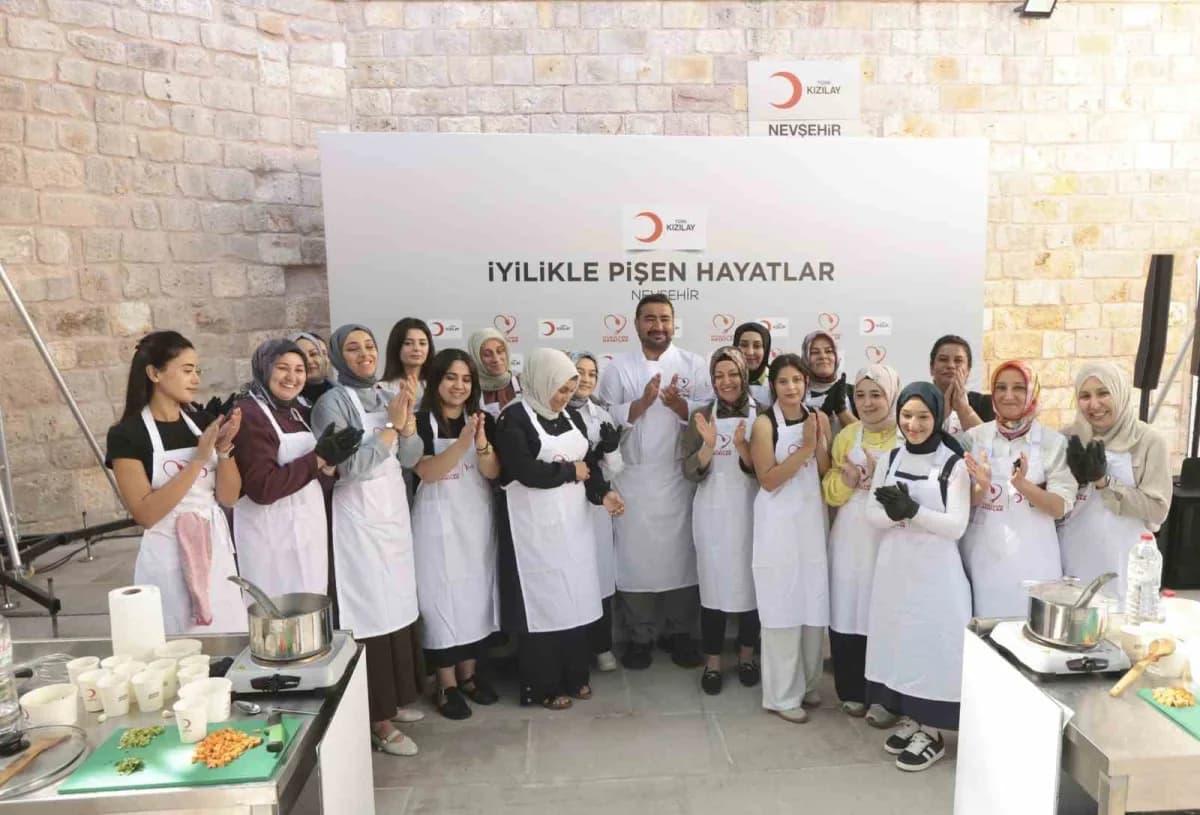 Türk Kızılay tarafından Nevşehir’de düzenlenen İyilikle Pişen Hayatlar aşçılık atölyesinde kadınlar eğitim alıyor
