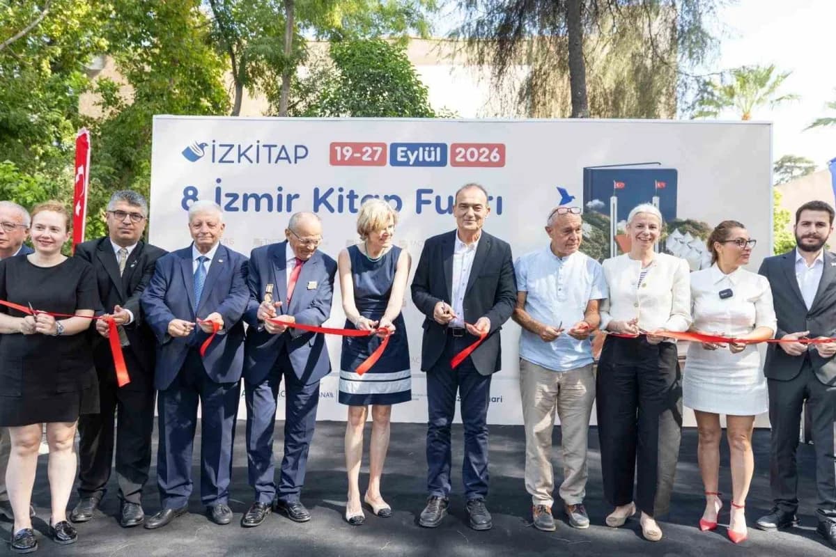 İZKİTAP-8. İzmir Kitap Fuarı açılış töreninden Kültürpark'ta kalabalık ve stantlar