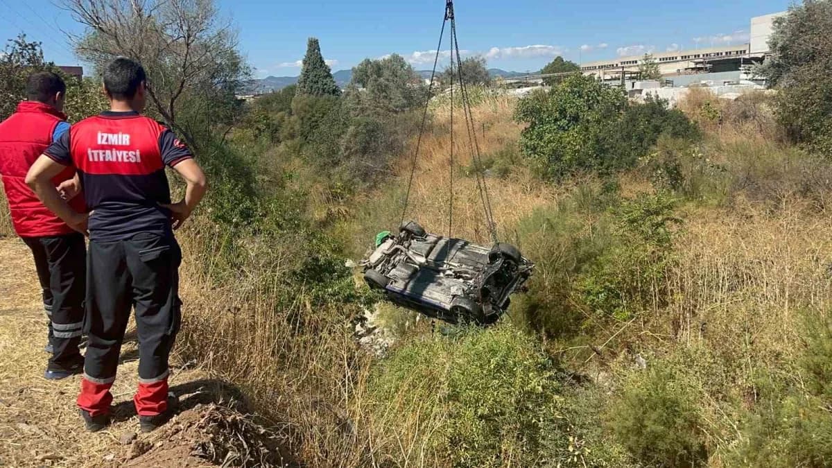 İzmir Kemalpaşa'da virajı alamayan otomobil akarsu havzasına uçtu, olay yerinde sağlık ve jandarma ekipleri