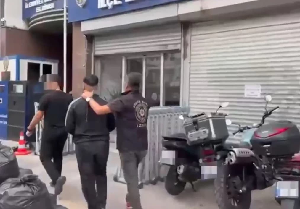 İzmir’de polis ekiplerinin şafak operasyonu sırasında gözaltına alınan şahıslar