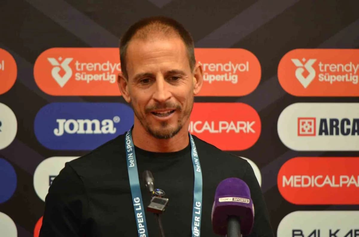 Joao Pereira basın toplantısında Çorum FK maçını değerlendiriyor