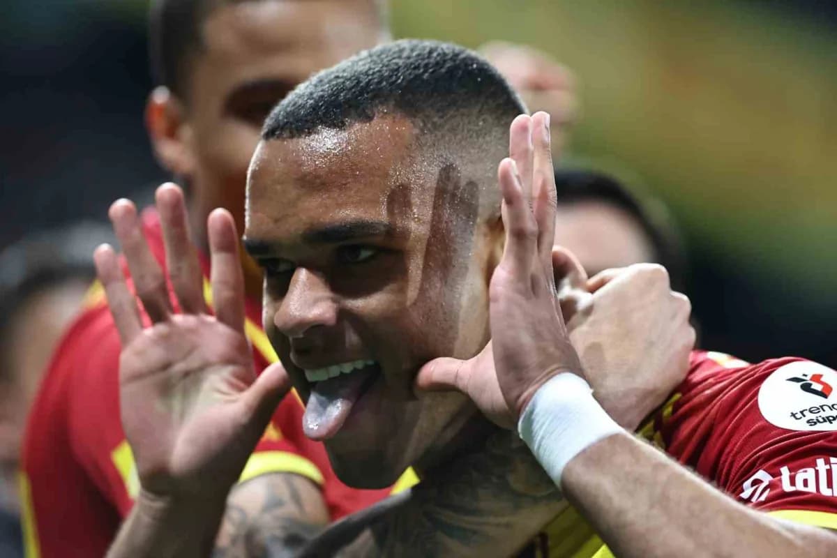Göztepe formasıyla sahada mücadele eden Brezilyalı golcü Juan