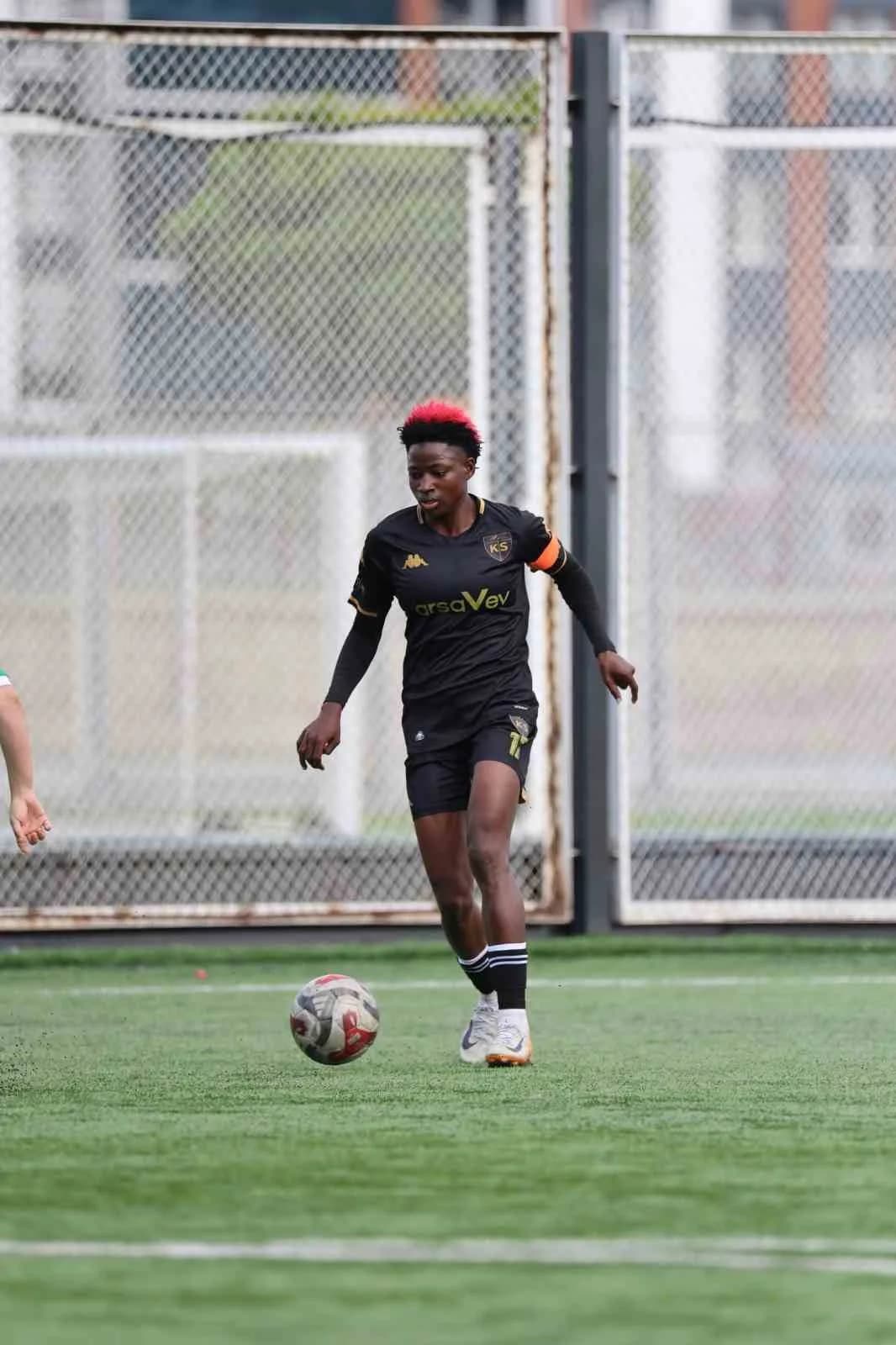 Kafayat Atoke Başhıru, Kayseri Kadın Futbol Kulübü formasıyla maçta gol sevinci yaşarken