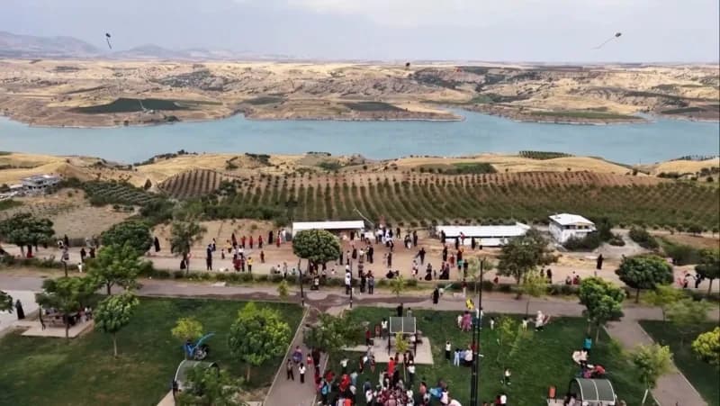 Kahta’da düzenlenen etkinlikte gökyüzüne bırakılan renkli uçurtmalar ve katılımcılar