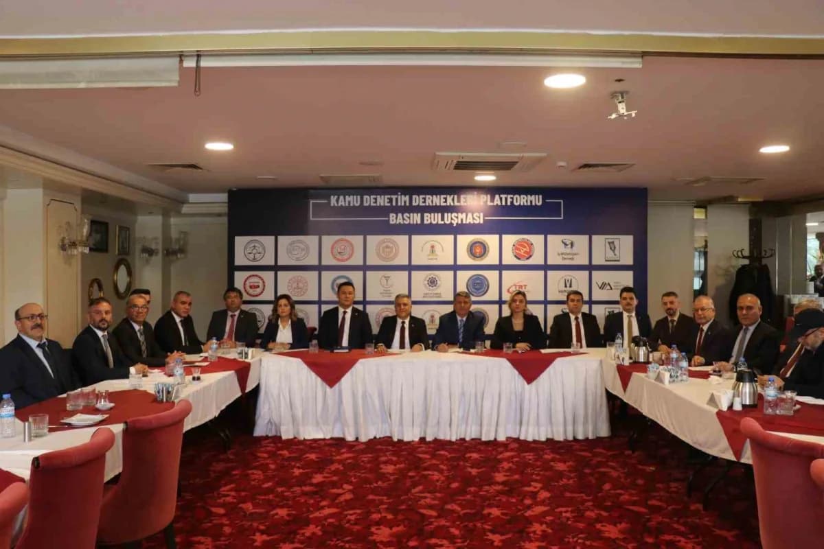 Kamu Denetim Dernekleri Platformu Sözcüsü Talha Demirtaş basın toplantısında konuşuyor