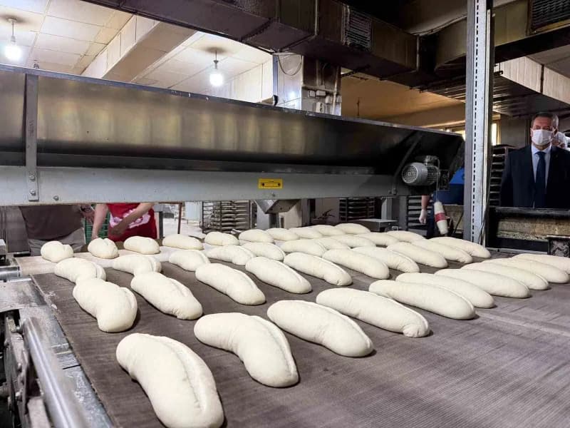 Karabük Halk Ekmek Fabrikası’nda hijyen kurallarına uygun şekilde üretilen ekmek ve unlu mamuller