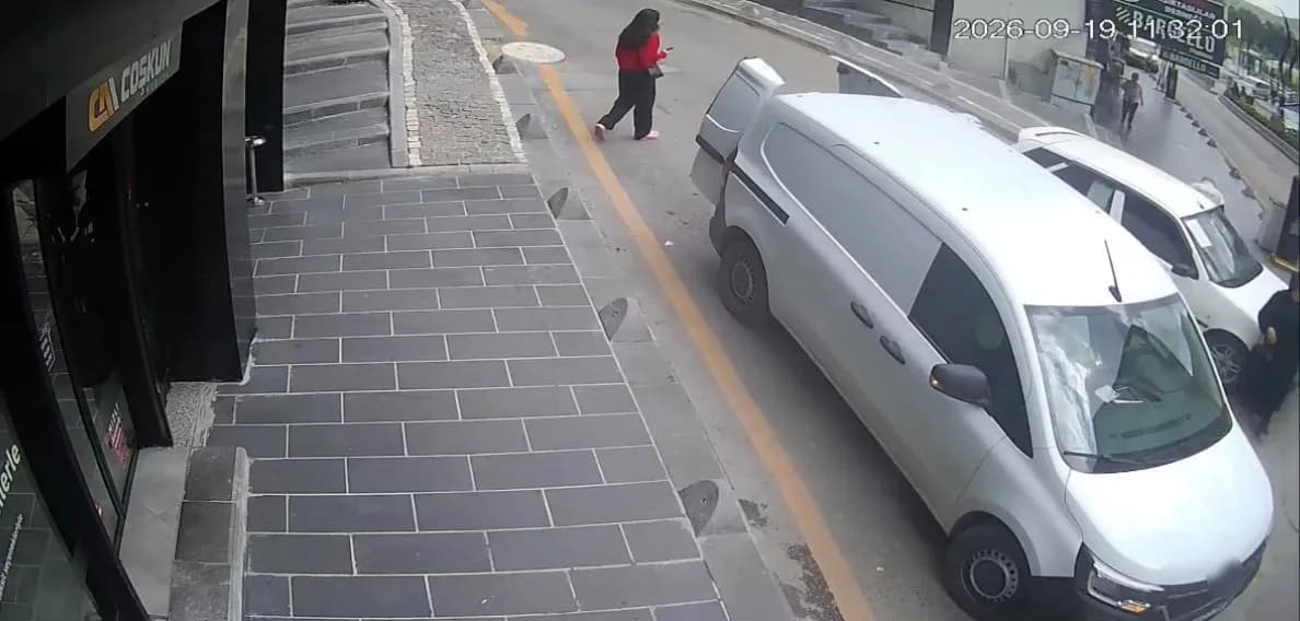Karabük'te kontrolden çıkan otomobilin bir kadına çarpıp karşı şeride geçtiği anların güvenlik kamerası görüntüsü