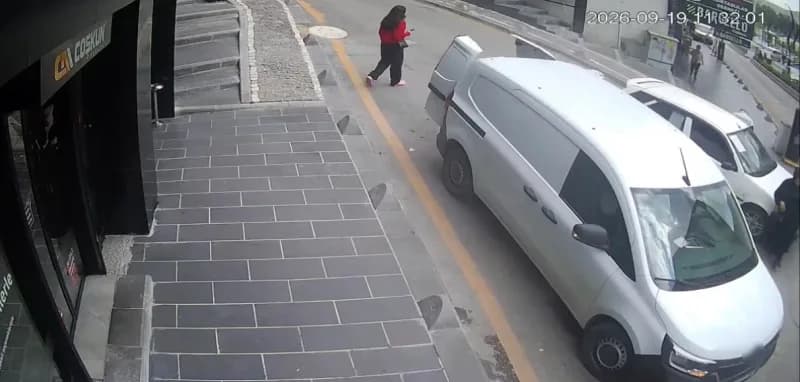Karabük'te kontrolden çıkan otomobilin bir kadına çarpıp karşı şeride geçtiği anların güvenlik kamerası görüntüsü