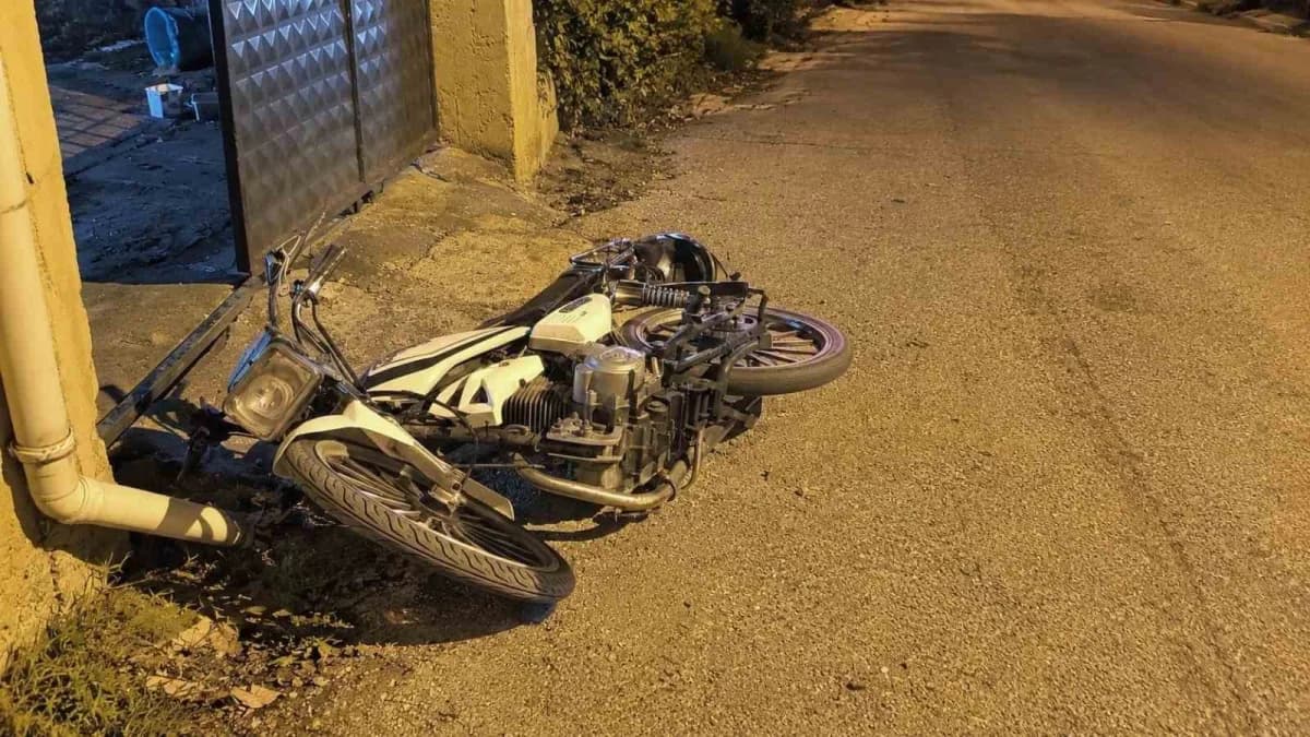 Karabük'te polis ekipleri tarafından durdurulan motosiklet ve polis araçları