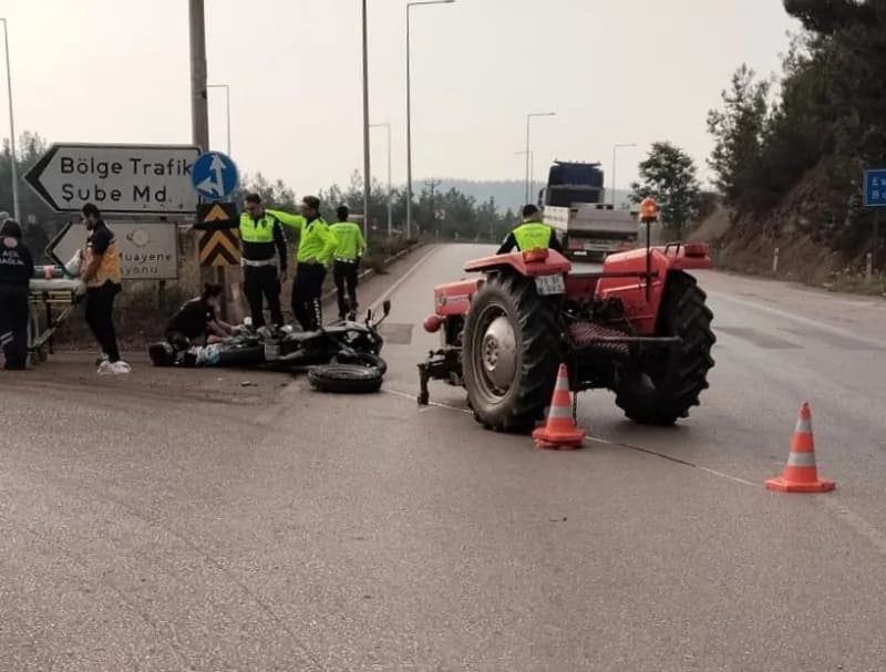 Karabük Bölge Trafik Kavşağı'nda motosiklet ve traktörün çarpıştığı kaza sonrası olay yeri