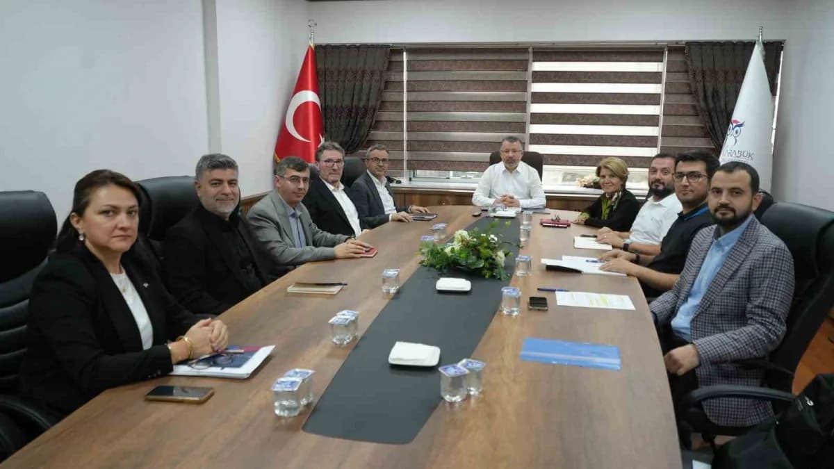 Karabük Üniversitesi Sosyal İnovasyon Merkezi toplantısından bir kare, katılımcılar ve Rektör Prof. Dr. Fatih Kırışık
