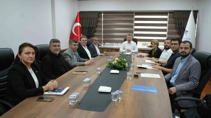 Karabük Üniversitesi Sosyal İnovasyon Merkezi toplantısından bir kare, katılımcılar ve Rektör Prof. Dr. Fatih Kırışık