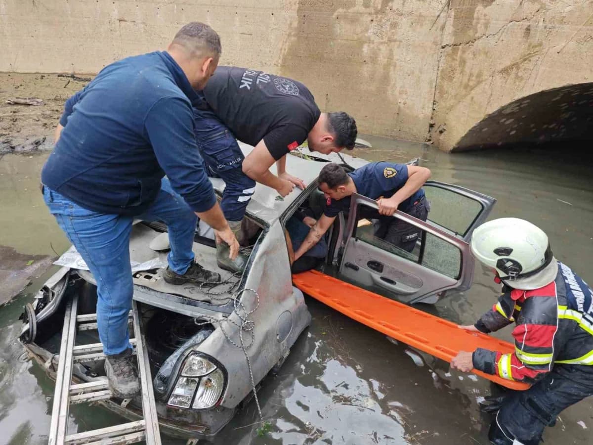 Karacasu ilçesinde sulama kanalına uçan otomobil ve olay yerine gelen itfaiye ekipleri