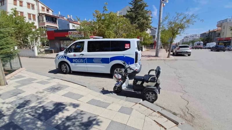 Karaman’da 3 tekerlekli elektrikli bisikletin devrilmesi sonucu yaralanan yaşlı kadın sağlık ekipleri tarafından müdahal