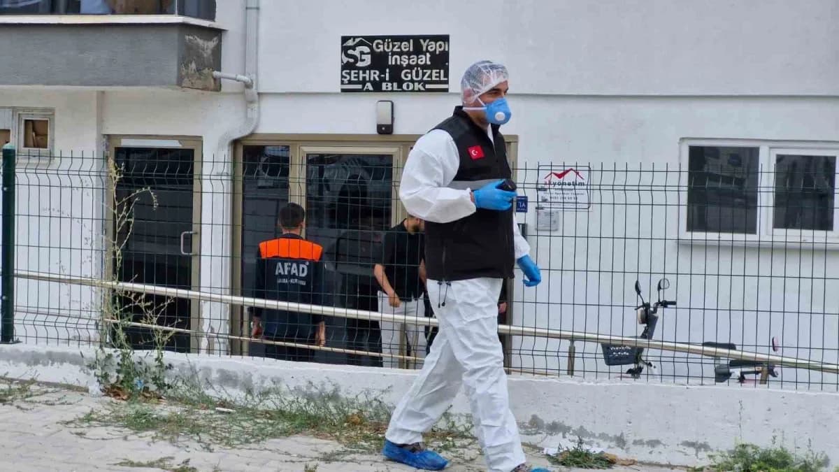 Karaman Zembilli Ali Efendi Mahallesi 762. Sokak’ta 3. kattaki dairede inceleme yapan AFAD ekipleri