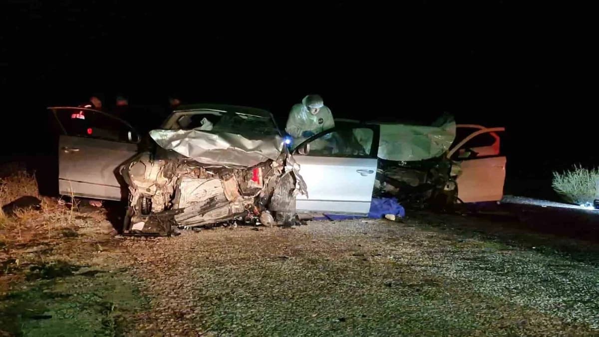 Karaman Zengen-Gülkaya yolunda iki otomobilin kafa kafaya çarpıştığı trafik kazası sonrası olay yeri
