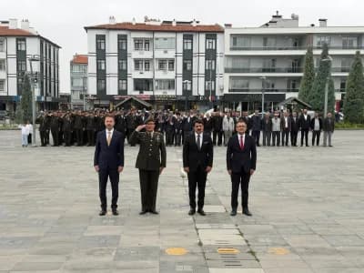 Karapınar Cumhuriyet Meydanı’nda 19 Eylül Gaziler Günü töreni sırasında Atatürk Anıtı’na çelenk sunulması