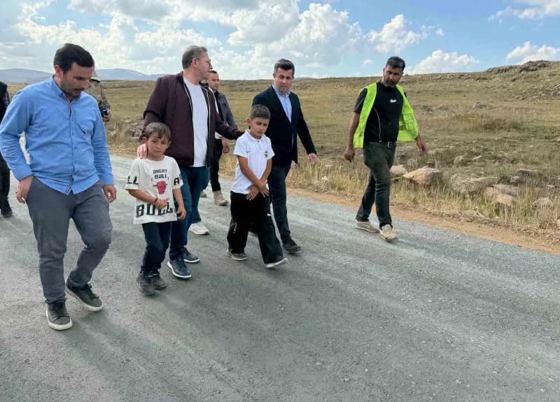 Kars Valisi Ziya Polat Susuz ilçesinde köy yollarını incelerken çocuklarla sohbet ediyor