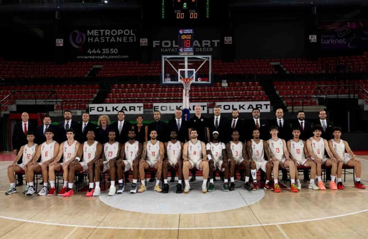 Karşıyaka Basketbol takımı oyuncuları ve yönetimi saha kenarında toplantı yaparken