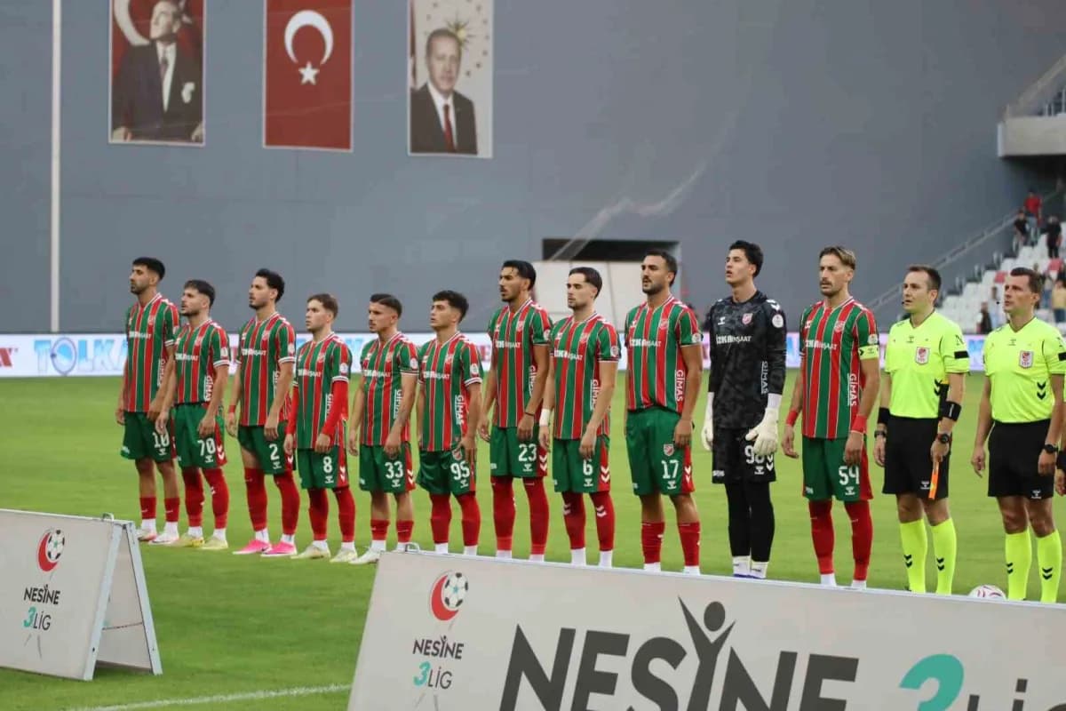 Karşıyaka futbol takımı oyuncuları maç sırasında mücadele ediyor