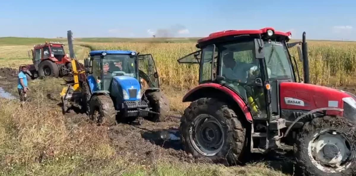 Kars’ta mısır hasadı yarıda kaldı, çamura saplanan traktör kurtarıldı