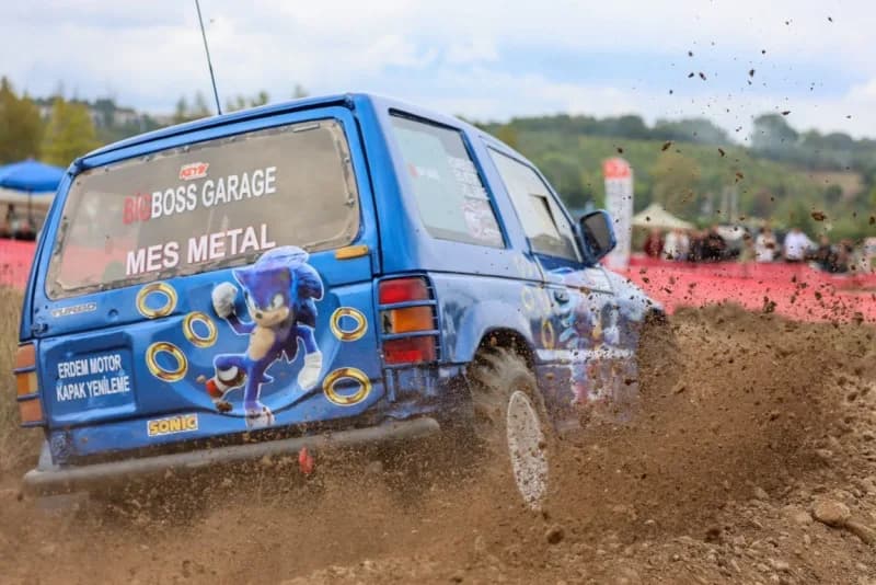 Kartepe’de düzenlenen Off-Road Doğa Şenliği’nde sporcular zorlu arazi parkurlarında yarışıyor