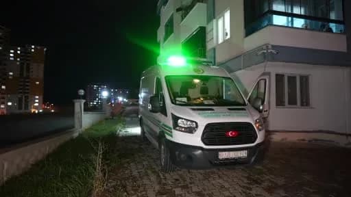 Kastamonu Mehmet Akif Ersoy Mahallesi'nde 12. kattaki evin balkonundan düşen kadın için olay yeri incelemesi yapılıyor