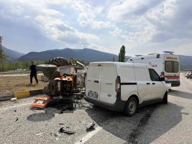 Kastamonu Hanönü ilçesinde hafif ticari araç ile traktörün kavşakta çarpışması sonucu meydana gelen trafik kazası