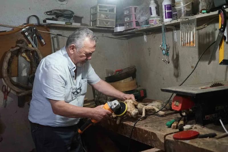 Kastamonu Abana'da emekli marangoz Ahmet Çelik, kurumş ağaç dallarını dekorasyon ürünlerine dönüştürüyor