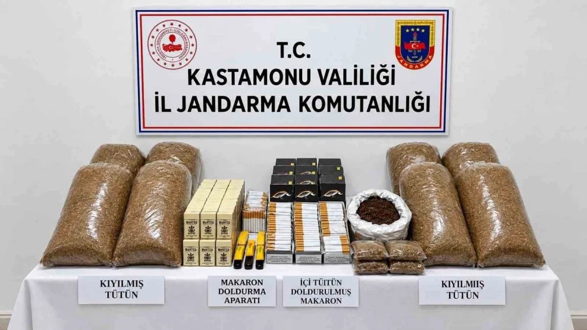 Kastamonu’da jandarma ekiplerinin ele geçirdiği doldurulmuş makaronlar ve tütün malzemeleri