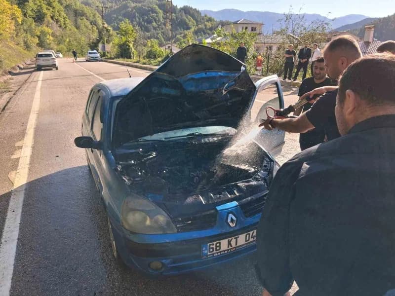 Kastamonu Şenpazar ilçesinde seyir halindeki otomobilde çıkan yangına müdahale eden itfaiye ekipleri