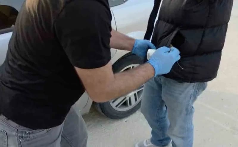Kastamonu’da polis ekiplerinin uyuşturucu operasyonu sırasında ele geçirilen maddeler ve gözaltı işlemi